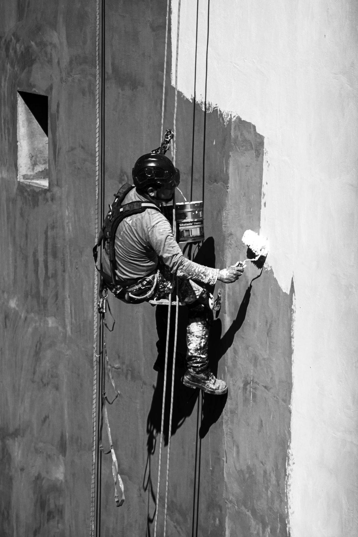 Especialista realizando pintura en altura