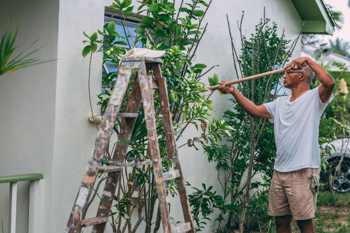Aplicación de pintura exterior en una vivienda